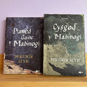 Two paperbacks of Welsh literature titled 'Puned Gainc y Mabinogi' and 'Cysgod y Mabinogi' by Peredur Glyn, published by Y Lolfa.