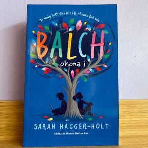 Book cover of 'Balch ohona i' by Sarah Hagger-Holt with colorful tree design on a blue background.