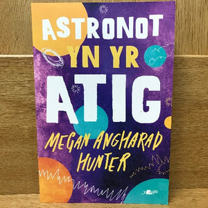 Astronot yn yr Atig - Megan Angharad Hunter