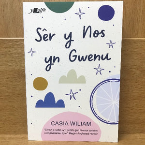 Paperback book cover of 'Sér y Nos yn Gwenu' by Casia Wiliam, featuring a white background with colorful abstract shapes and stars, along with the author's name.