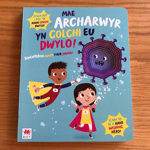 Mae Archarwyr yn Golchi eu Dwylo!