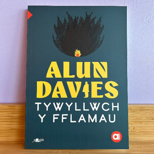 Amdani (Lefel Uwch) : Tywyllwch y Fflamau