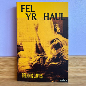 Book cover of 'Fel yr haul' by Brennig Davies with a yellow background and black text.