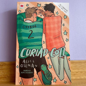 Book cover of 'Curiad Coll' by Alice Oseman with two characters embracing on a purple background.