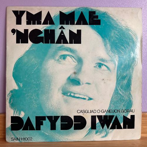 Yma Mae 'Nghân - Dafydd Iwan