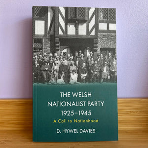 Book cover of 'The Welsh Nationalist Party 1925-1945' by D. Hywel Davies on a wooden surface with a purple background.