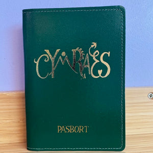 Cloriau Pasbort a Labeli Bagiau Cymraeg