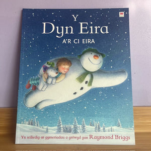 Book cover of 'Y Dyn Eira' with a snowman and children illustration on a snowy background