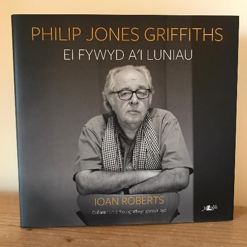 Philip Jones Griffiths - Ei Fywyd a'i Luniau - Ioan Roberts